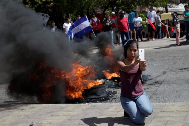 Honduras'ta hükümet karşıtları yeniden sokaklarda