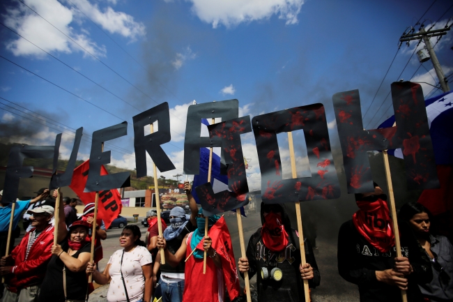 Honduras'ta hükümet karşıtları yeniden sokaklarda