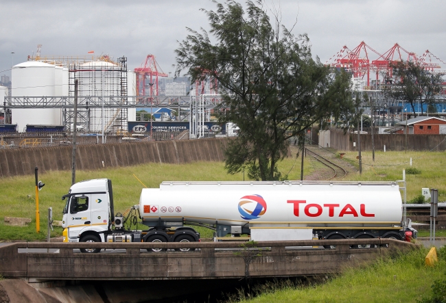  Afrika'da bir Total tankeri. Fotoğraf: Reuters