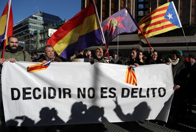 Ayrılıkçı Katalanların davası başladı