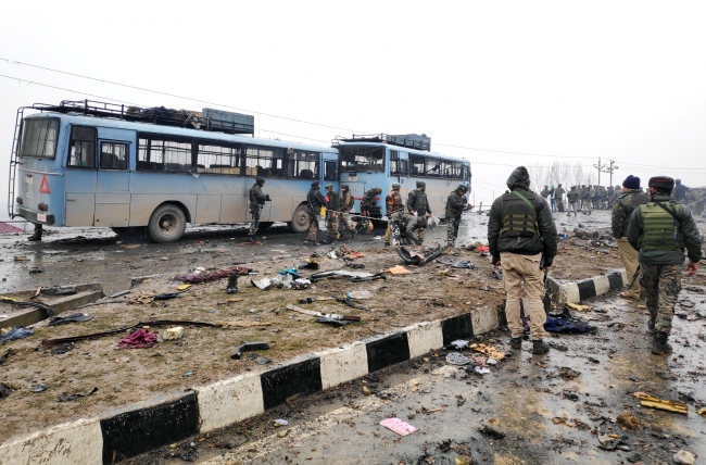 Cammu Keşmir'de bombalı saldırı: 44 asker hayatını kaybetti