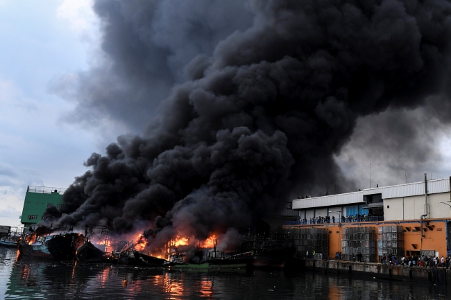Endonezya'da 18 balıkçı teknesi yandı