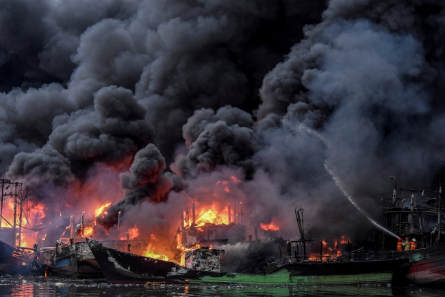 Endonezya'da 18 balıkçı teknesi yandı