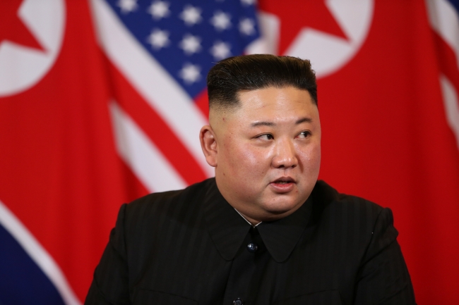 Trump ile Kim tokalaşırken beden dilleri ne söyledi?