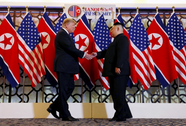 Trump ile Kim tokalaşırken beden dilleri ne söyledi?