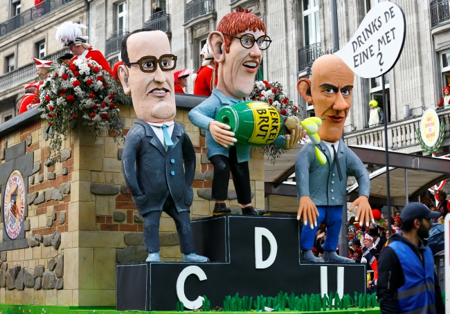 Almanya'daki festival kortejinde dünya siyaseti hicvedildi