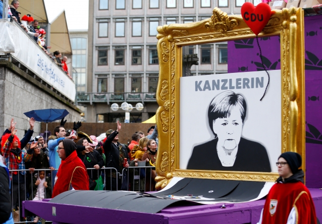 Almanya'daki festival kortejinde dünya siyaseti hicvedildi
