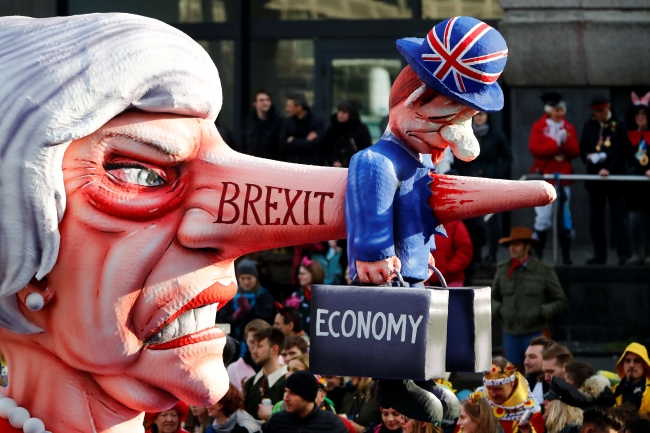 Almanya'daki festival kortejinde dünya siyaseti hicvedildi