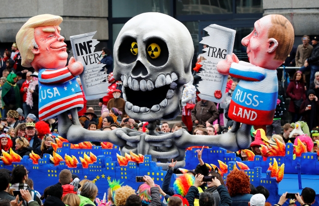 Almanya'daki festival kortejinde dünya siyaseti hicvedildi