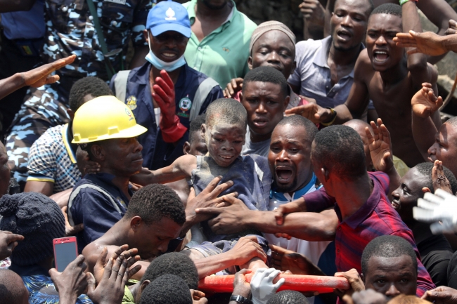 Nijerya'da bina çöktü, yüzden fazla kişi mahsur kaldı