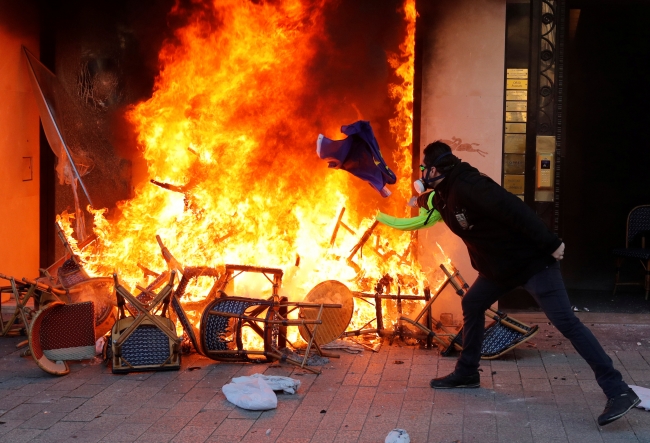Fransa'da "Sarı Yelekliler"in gösterilerine yasak geliyor