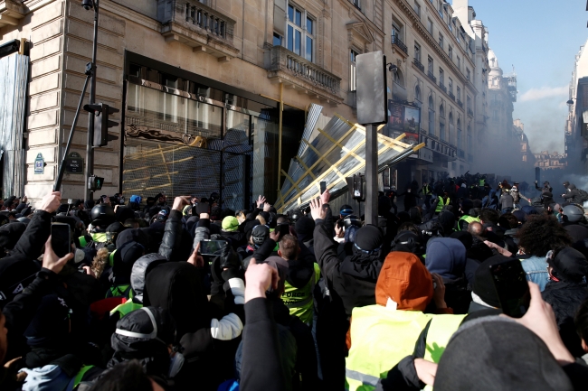 Fransa'da "Sarı Yelekliler"in gösterilerine yasak geliyor