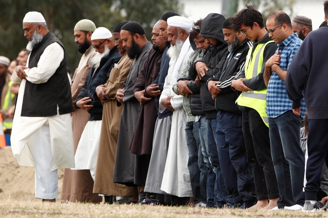 Yeni Zelanda'da terör saldırısı kurbanları toprağa veriliyor