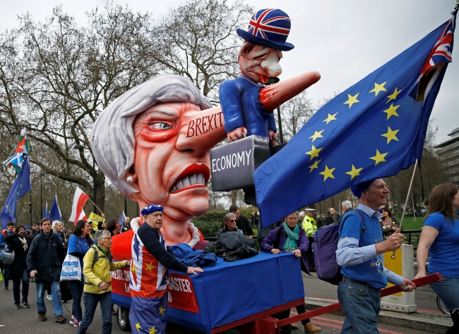 İngiltere'de Brexit karşıtları sokakta