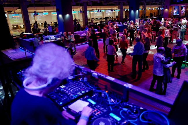Polonya'da yaşayan 80 yaşındaki DJ Wika kulüpte müzik yapıyor