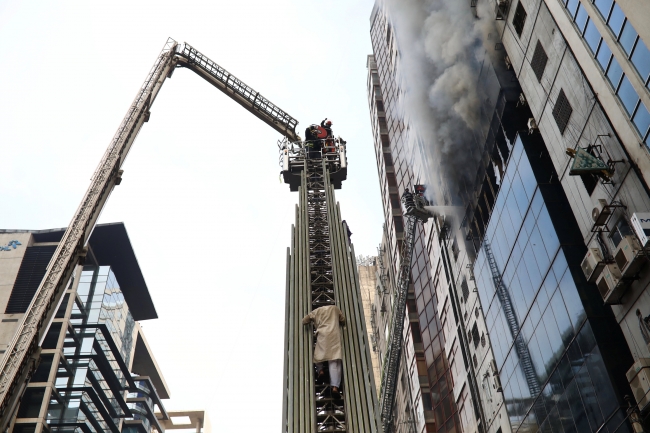 Dakka'da çok katlı binada yangın: 7 ölü