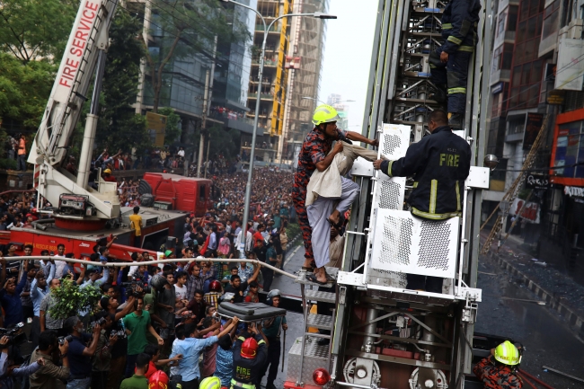 Dakka'da çok katlı binada yangın: 7 ölü