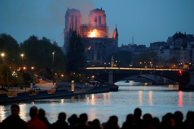 Ünlü Notre Dame Katedrali'nde yangın