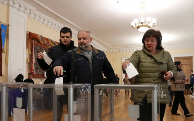Ukrayna’da halk ikinci kez sandık başında