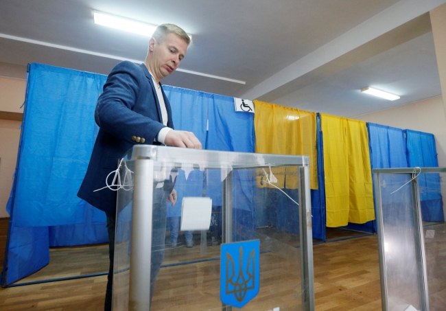 Ukrayna’da halk ikinci kez sandık başında