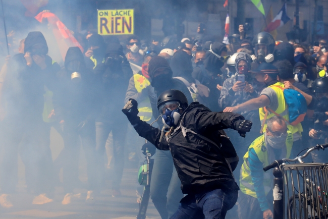 Paris'teki 1 Mayıs gösterilerinde sokaklar karıştı