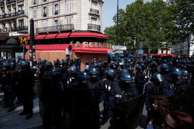 Paris'teki 1 Mayıs gösterilerinde sokaklar karıştı
