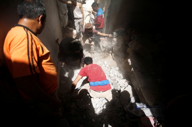 Koalisyon güçleri Yemen'de yine sivilleri hedef aldı