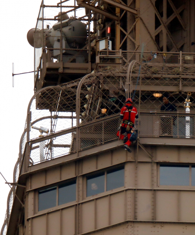 Eyfel Kulesi'ne bir kişi tırmandı, kule boşaltıldı