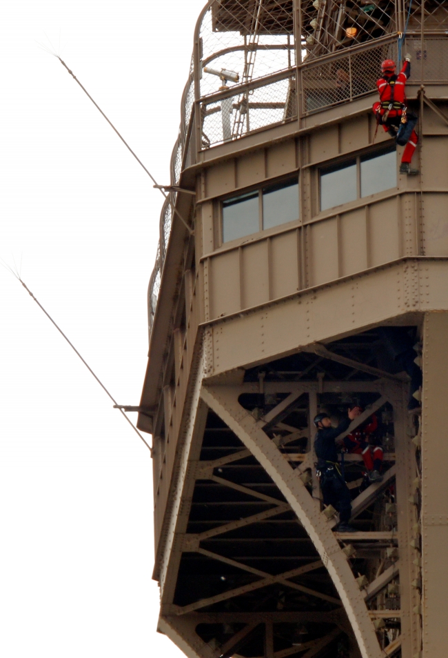 Eyfel Kulesi'ne bir kişi tırmandı, kule boşaltıldı