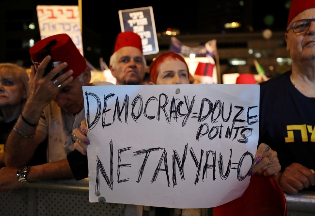 Netanyahu'nun soruşturmadan kaçma girişimine protesto