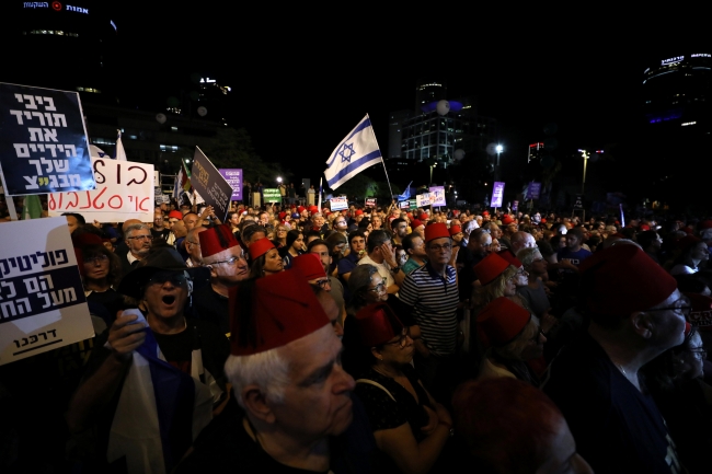 Netanyahu'nun soruşturmadan kaçma girişimine protesto