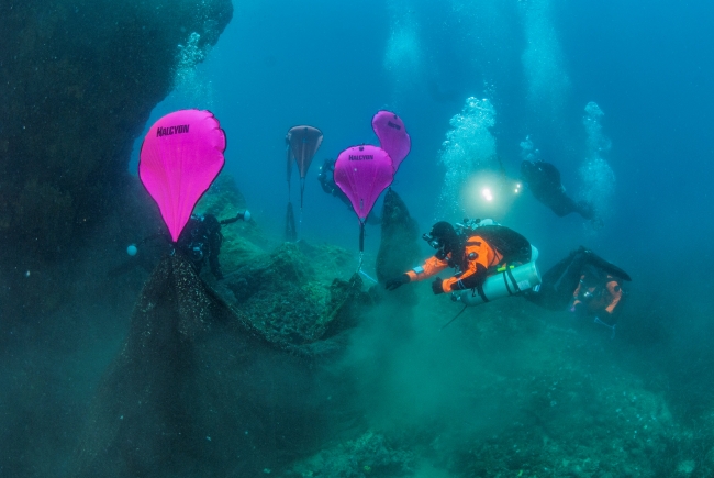 Yunanistan'da denizden 2 ton balık ağı çıkarıldı