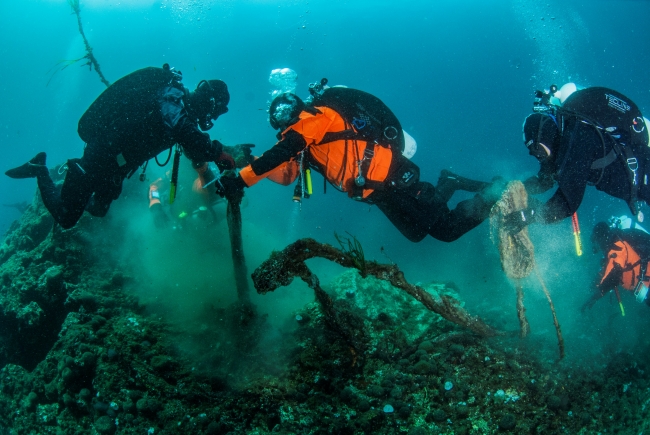 Yunanistan'da denizden 2 ton balık ağı çıkarıldı
