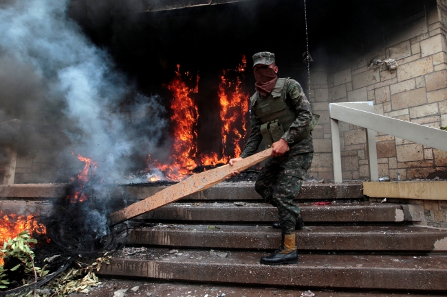 Honduras'ta ABD Büyükelçiliğinin girişi ateşe verildi