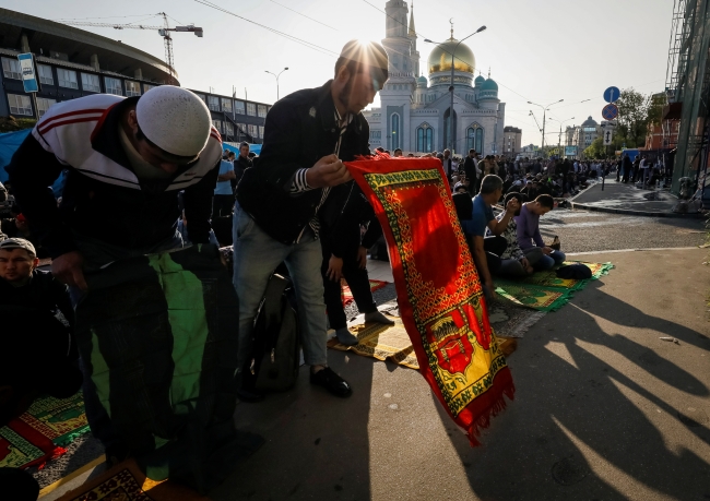 Moskova'da bayram namazı için camiler doldu