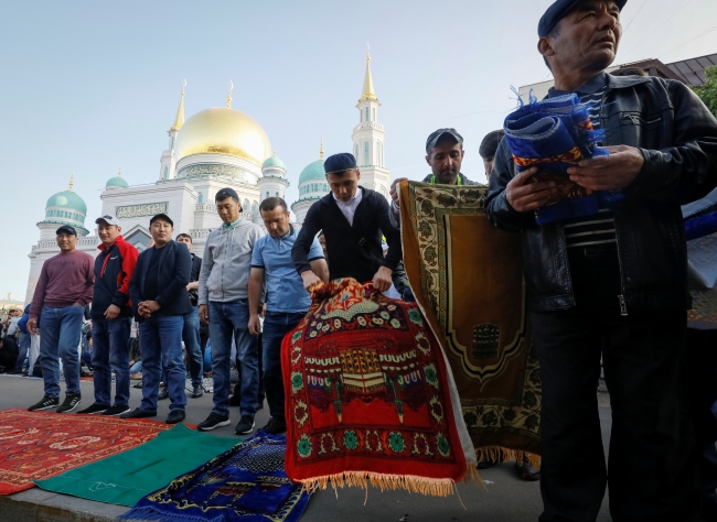 Moskova'da bayram namazı için camiler doldu