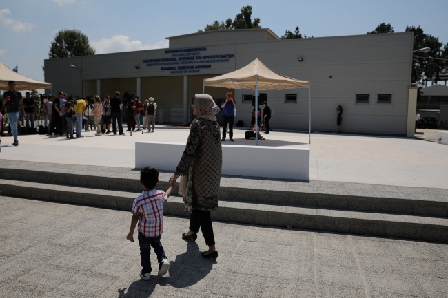 Atina'daki caminin kapıları ilk kez açıldı