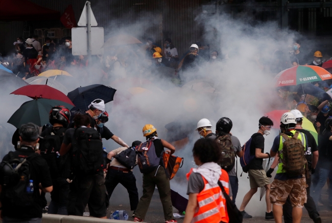 Hong Kong'da iade tasarısına karşı on binlerce kişi sokaklara döküldü