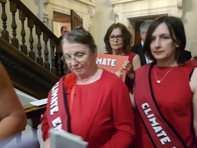 İngiliz bakandan kadın eylemciye şiddet