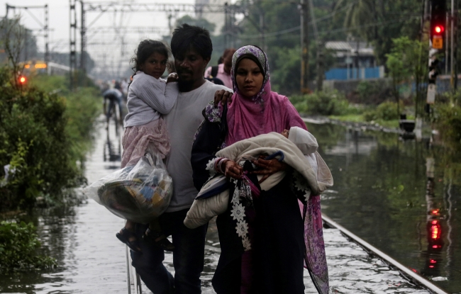 Hindistan'da çöken duvarlar 27 can aldı