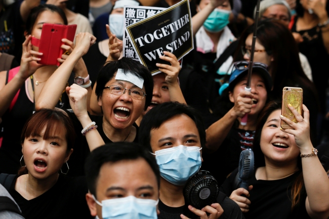 Hong Kong sokaklarında tansiyon düşmüyor