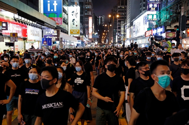 Hong Kong sokaklarında tansiyon düşmüyor