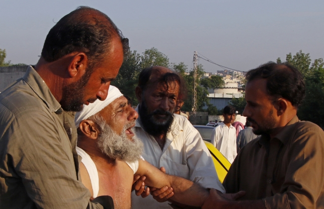 Pakistan'da askeri uçak düştü: 17 ölü