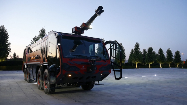 Cumhurbaşkanı Erdoğan ve Mahathir yerli üretim itfaiye aracını inceledi