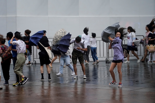 Çin'i Lekima tayfunu vurdu: 22 ölü