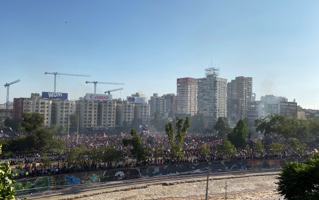 Başkent Santiago'daki Plaza Italia önünde toplanan Şilili protestocular. 13 Kasım 2019 | Fotoğraf: Reuters
