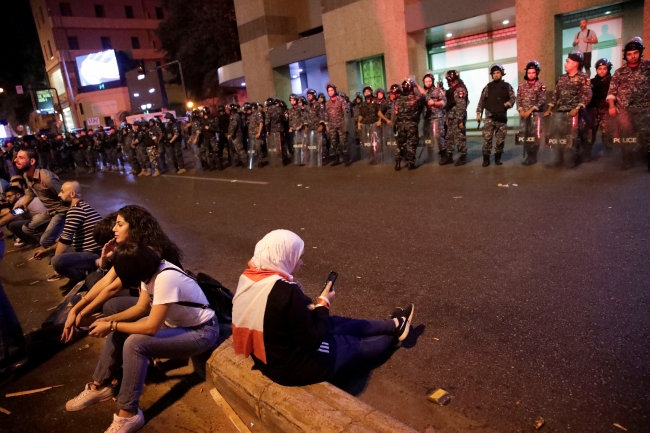 Lübnan Cumhurbaşkanı Avn'ın konuşması halkı sokağa döktü