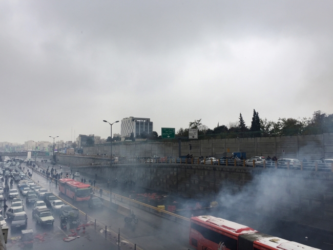 İran'da halkın benzin zammı protestoları sürüyor. Fotoğraf: Reuters