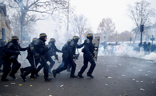 Fransız polisi protestoculara müdahale ediyor. 5 Aralık 2019, Paris | Fotoğraf: Reuters