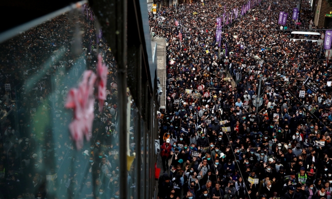 Hong Kong'da demokrasi yanlısı yürüyüşe binlerce kişi katıldı. Fotoğraf: Reuters